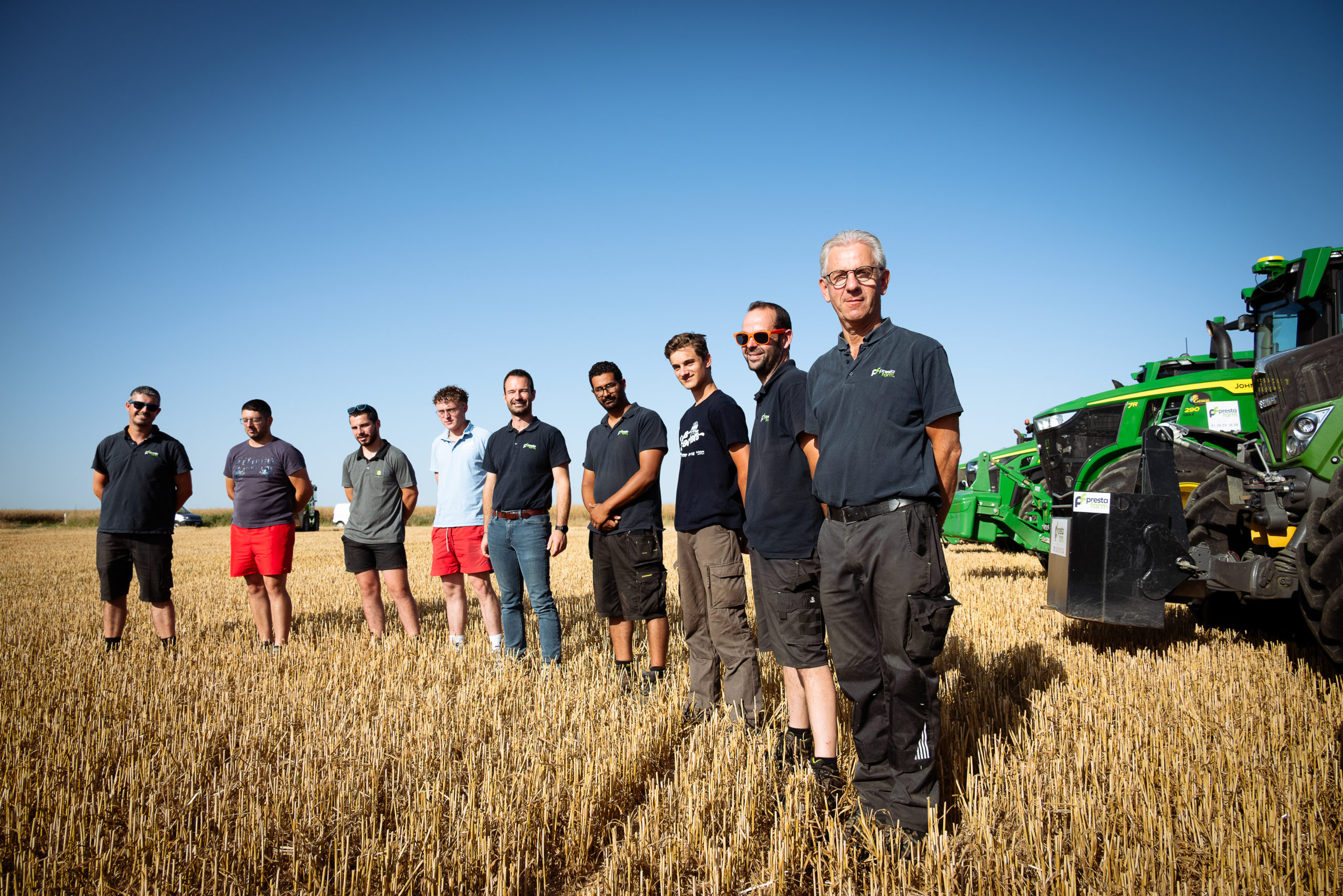 Équipe Prestafarm Ensemble de l'équipe Prestafarm devant matériaux agricoles