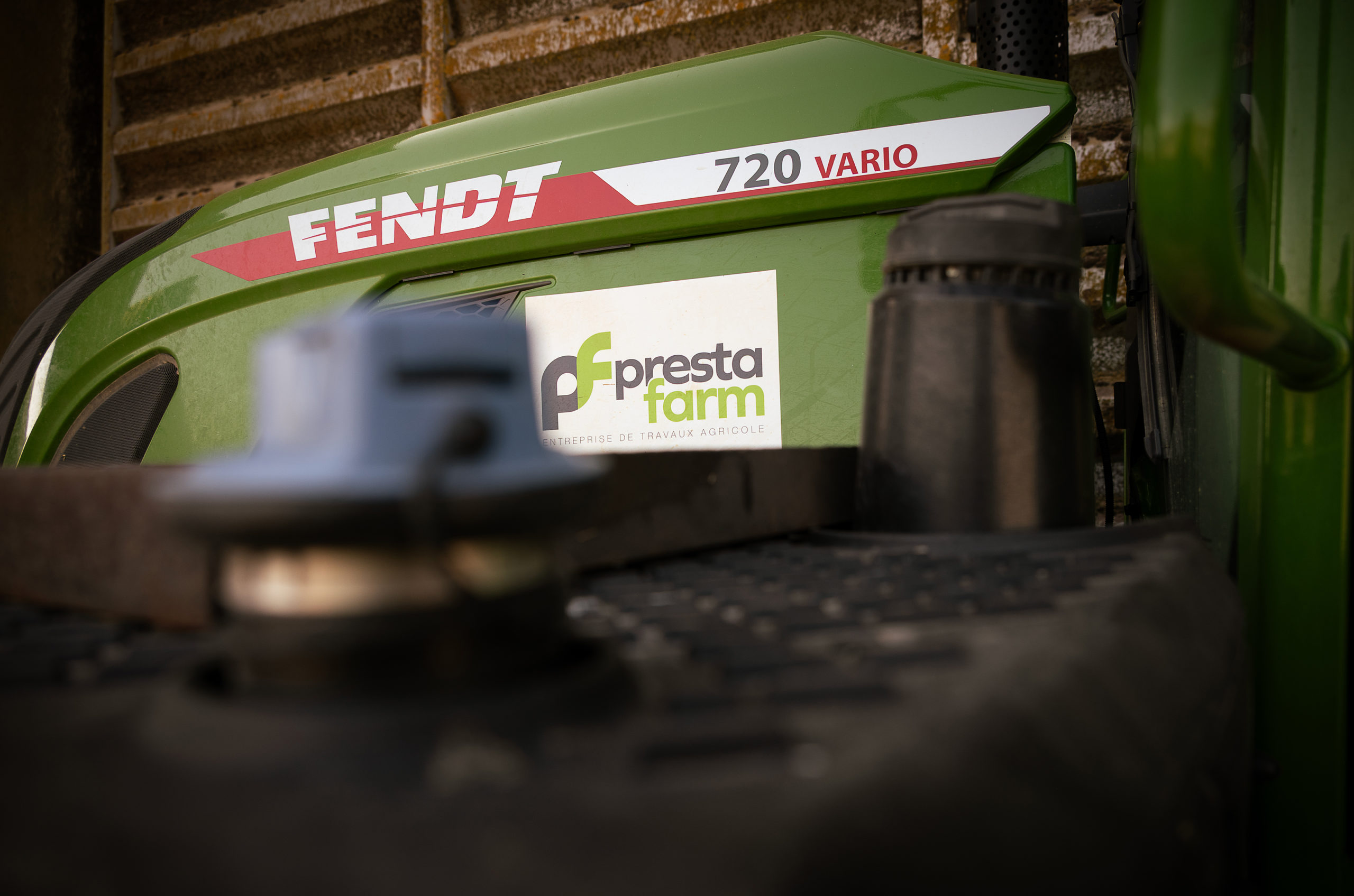 Logo Prestafarm sur Fendt Logo Prestafarm sur un tracteur Fendt vert