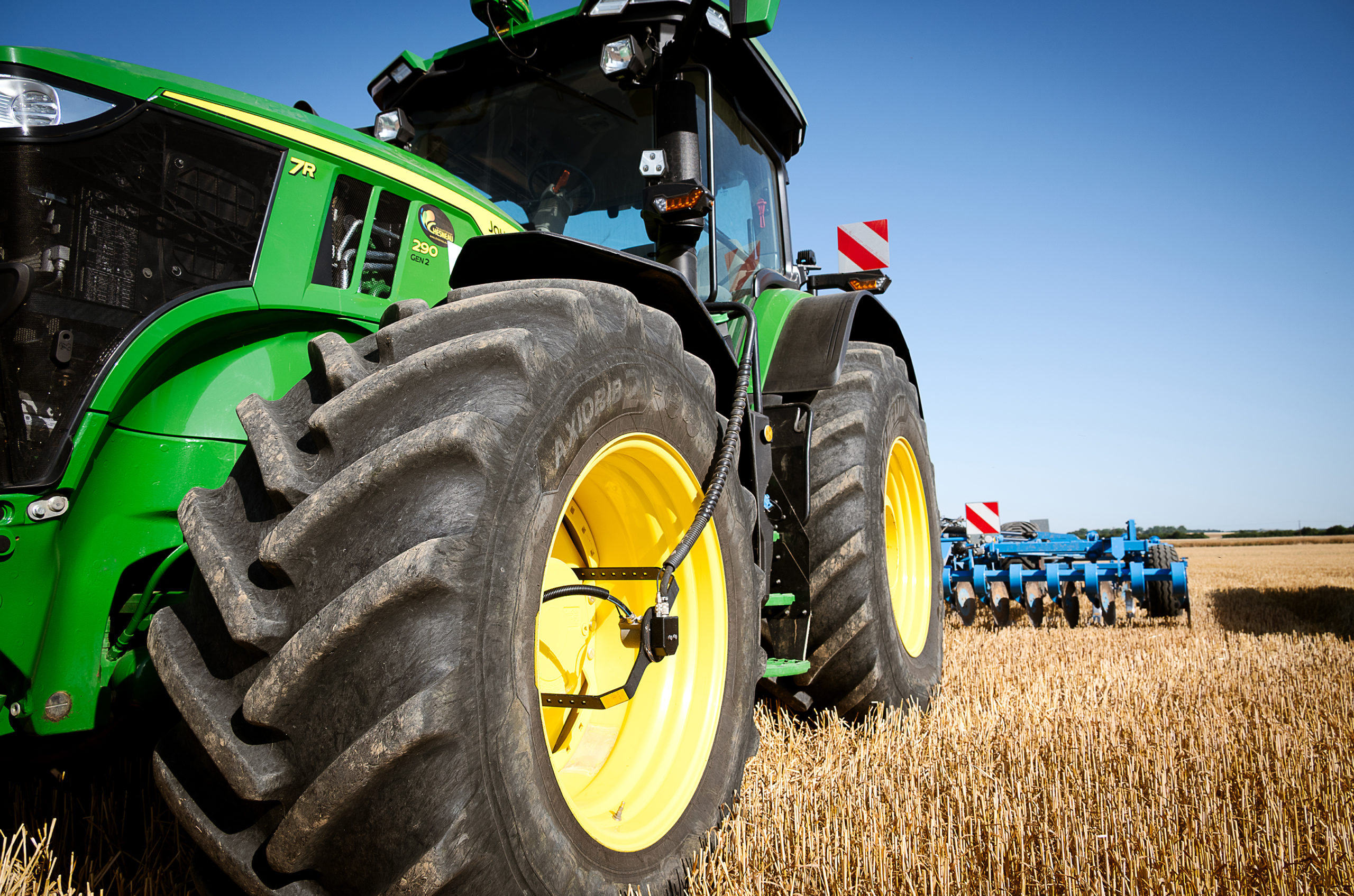 Zoom sur un tracteur John Deere 7R 290