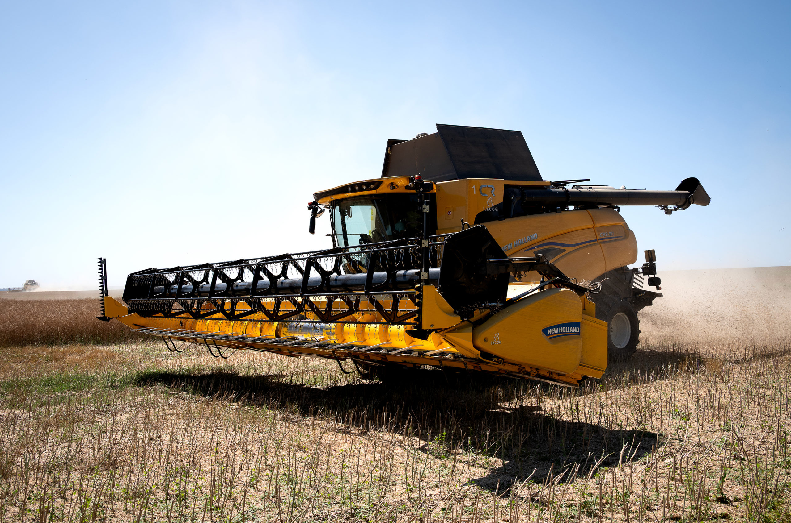 Moissonneuse 9.90 Moissonneuse-batteuse New Holland CR9.90 en action dans un champ